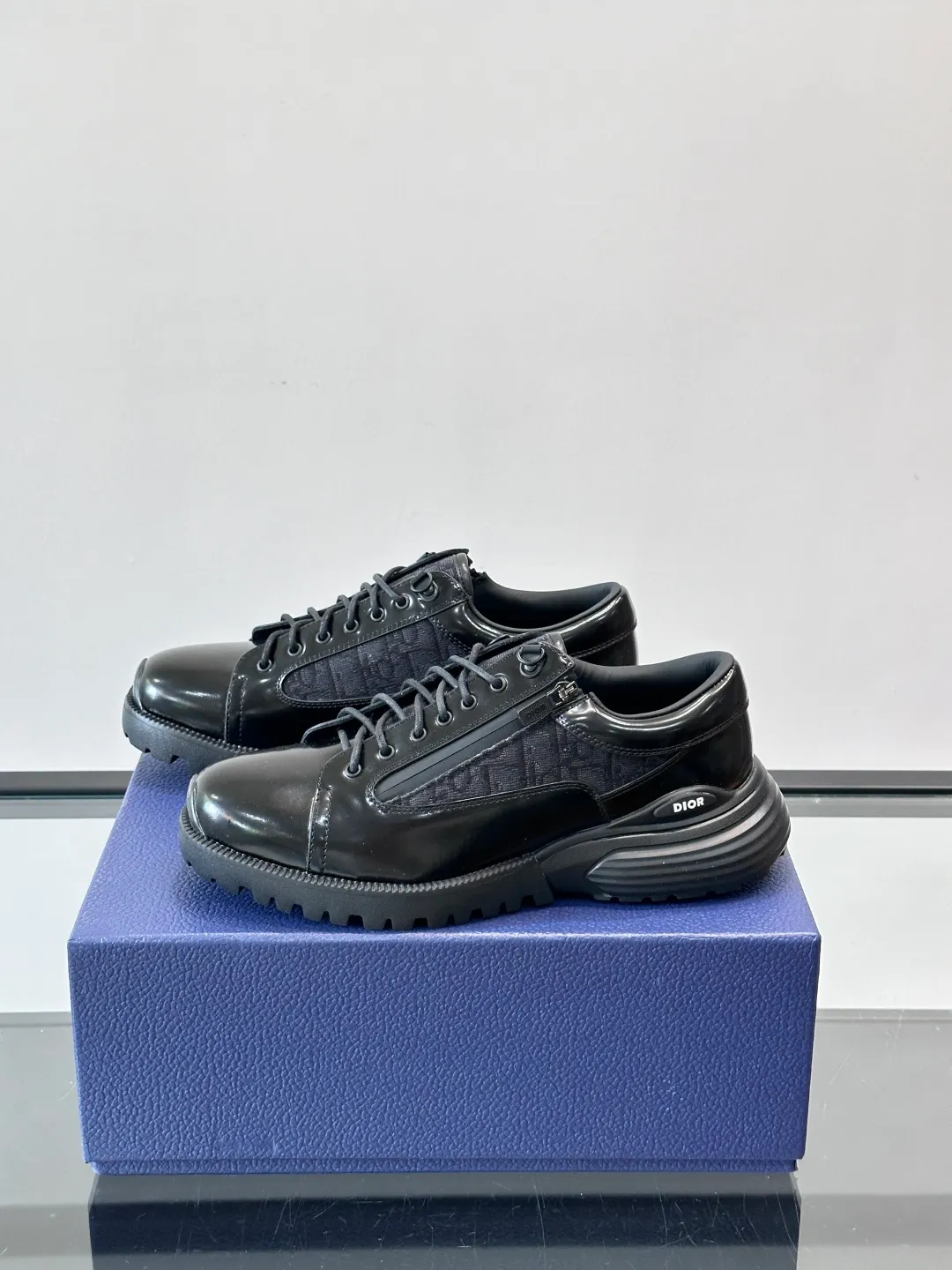 Men's shoes 💰p560 "Dio＊" Combat Derby Shoes Dior Combat Derby Shoes, black calfskin + Dior Oblique embroidery, highly recognizable. Shoelaces + technical zippers make it easy to put on and take off. The EVA hybrid soles are light and comfortable, with a sense of sportiness and fashion. They are great for daily wear or sports. They are the perfect combination of high fashion and functionality. size: 39-44 (38.45 customized)